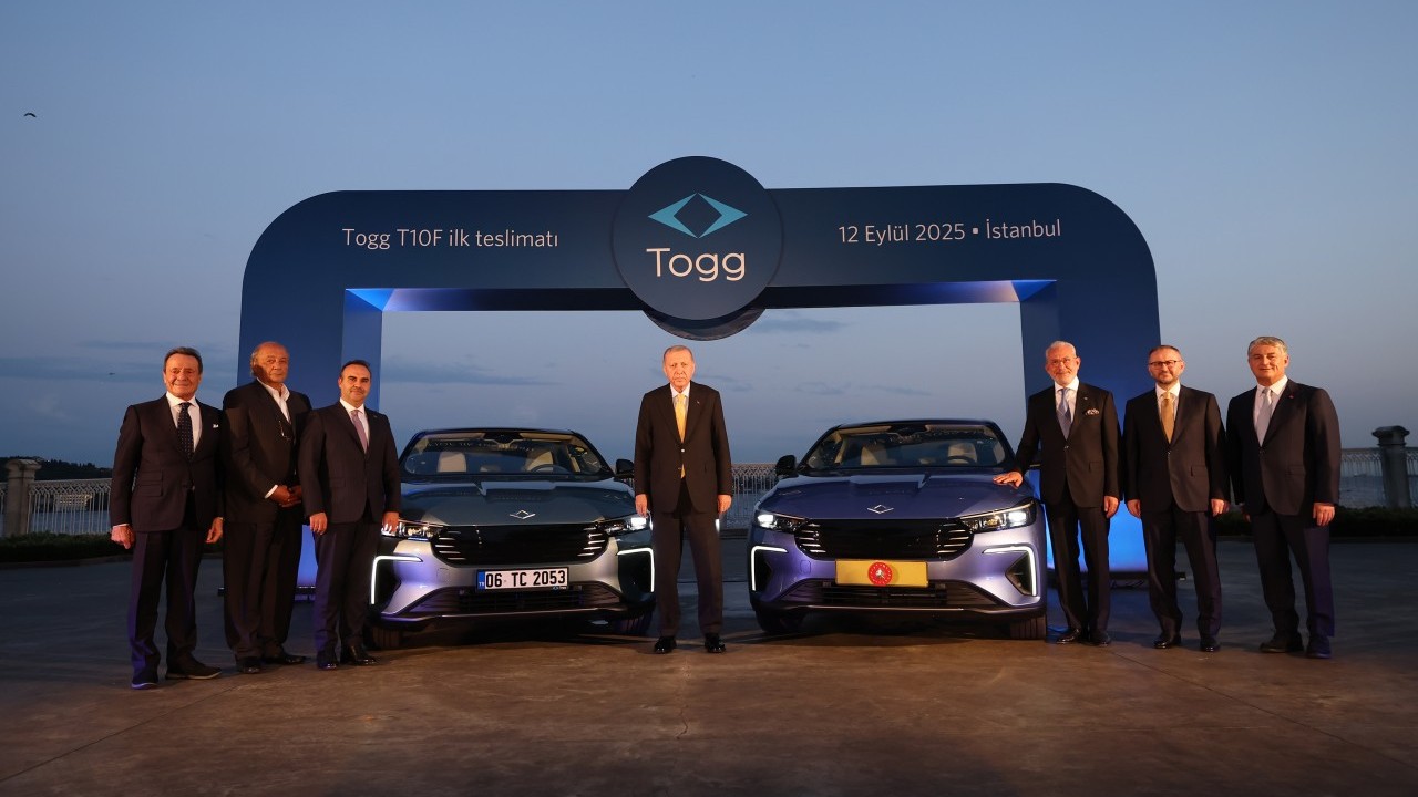 Foto - Bakan Kacır'dan Togg'a ilişkin paylaşım: Şimdi yeni bir sayfa açıyoruz! Cumhurbaşkanı Erdoğan'a T10F'nin ilk teslimatı yapıldı