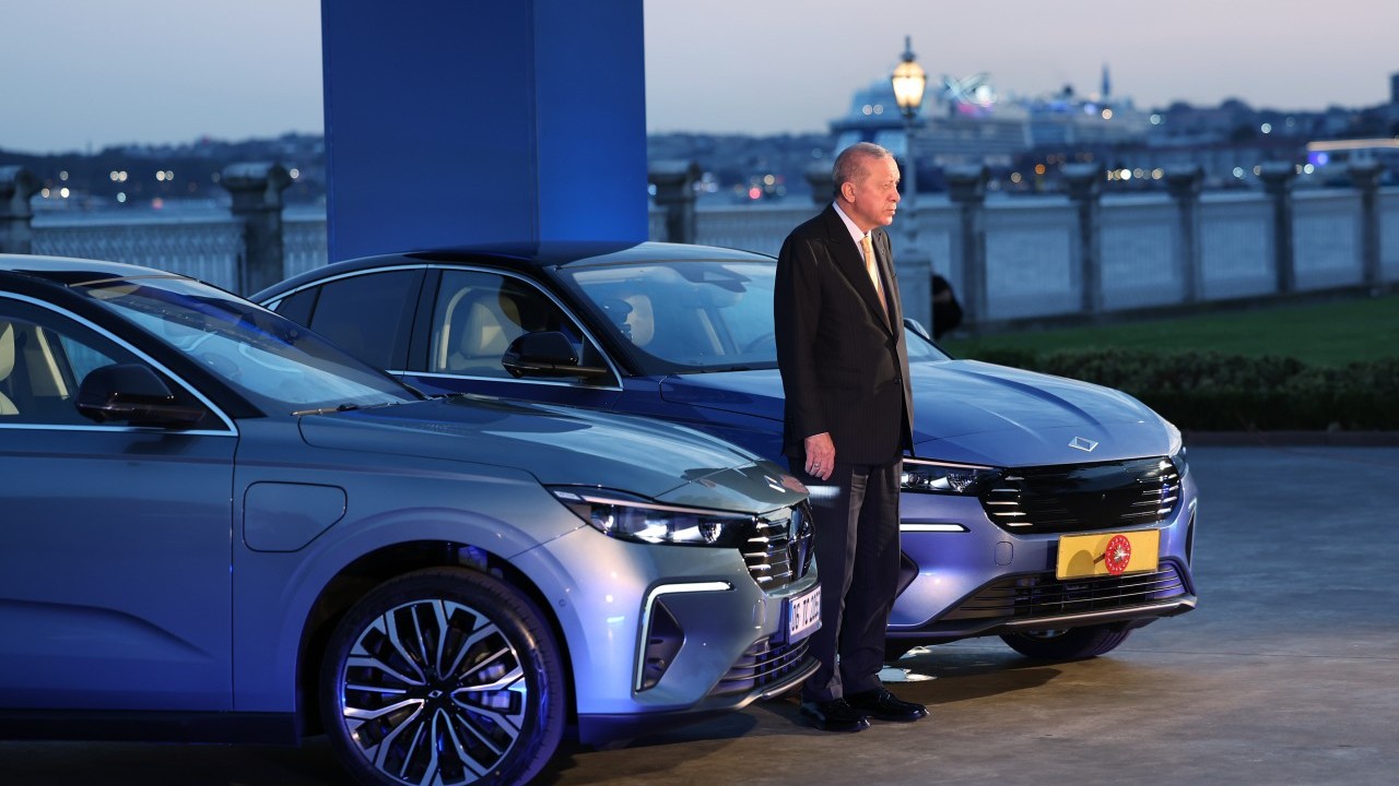 Foto - Bakan Kacır'dan Togg'a ilişkin paylaşım: Şimdi yeni bir sayfa açıyoruz! Cumhurbaşkanı Erdoğan'a T10F'nin ilk teslimatı yapıldı