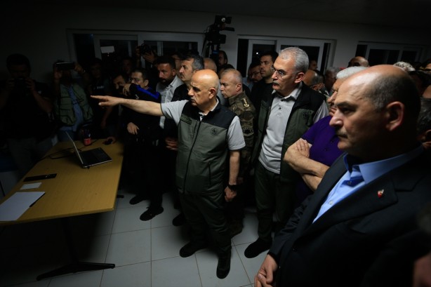 Foto - Bakan Kirişci ve Soylu yangın bölgesinde