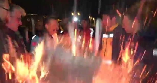 Bakan Koca’nın yanında patladı! Ortalık alev aldı