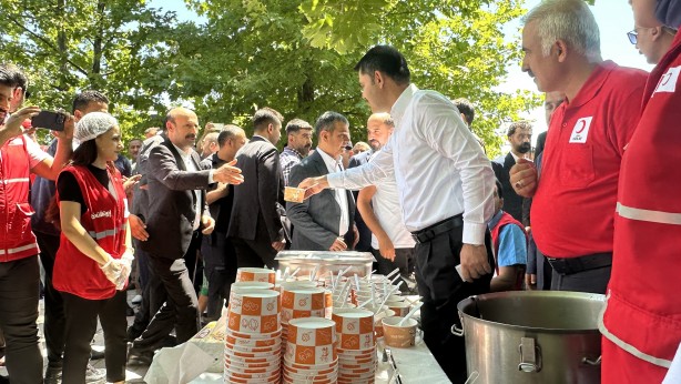 Foto - Bakan Kurum, cuma sonrası vatandaşlara aşure ikram etti