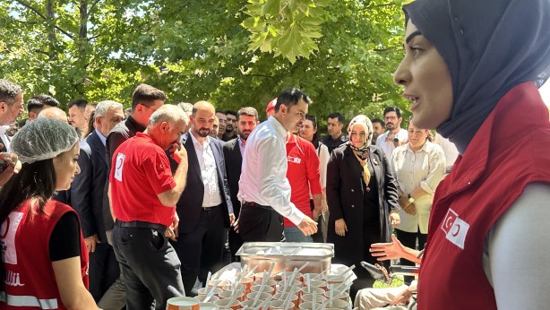 Foto - Bakan Kurum, cuma sonrası vatandaşlara aşure ikram etti