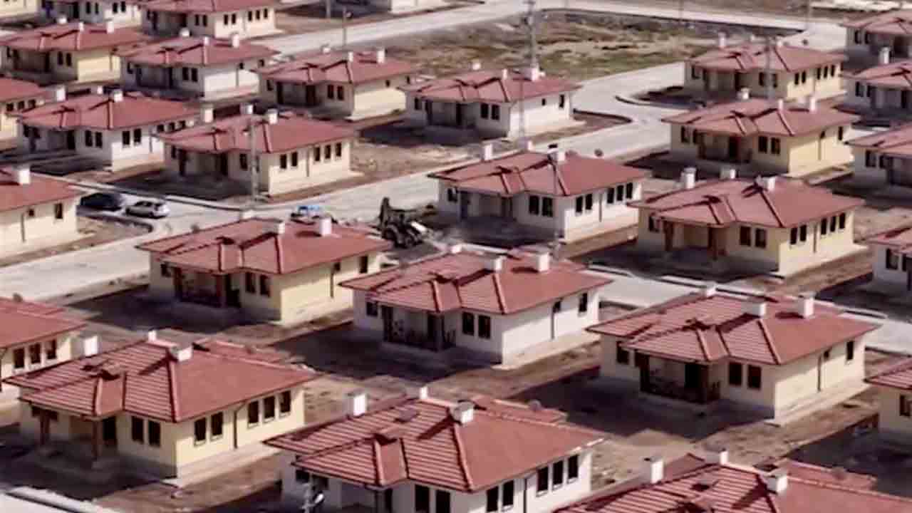 Bakan Kurum Hatay’daki Türkiye’nin ilk kırsal uydu kentini paylaştı: Hatay’ın her bir köşesine ektiğimiz umut yeşerdi