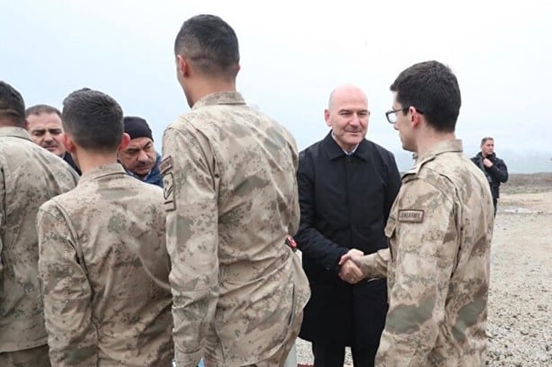 Bakan Soylu, bayram namazını Zirvin Tepe Üs Bölgesi'ndeki Mehmetçikle beraber kıldı
