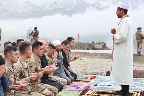 Foto - Bakan Soylu, bayram namazını Zirvin Tepe Üs Bölgesi'ndeki Mehmetçikle beraber kıldı