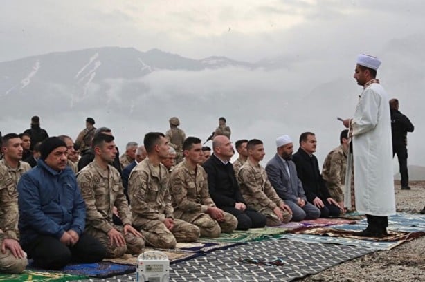 Foto - Bakan Soylu, bayram namazını Zirvin Tepe Üs Bölgesi'ndeki Mehmetçikle beraber kıldı