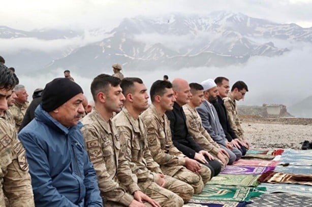 Foto - Bakan Soylu, bayram namazını Zirvin Tepe Üs Bölgesi'ndeki Mehmetçikle beraber kıldı