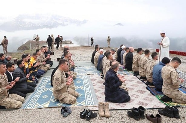 Foto - Bakan Soylu, bayram namazını Zirvin Tepe Üs Bölgesi'ndeki Mehmetçikle beraber kıldı