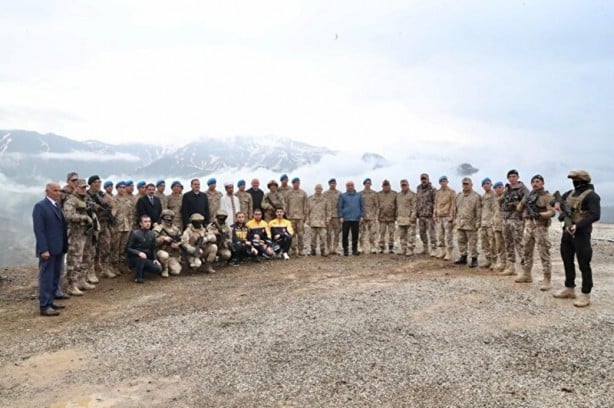Foto - Bakan Soylu, bayram namazını Zirvin Tepe Üs Bölgesi'ndeki Mehmetçikle beraber kıldı