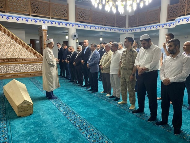 Foto - Bakan Soylu, Derik'teki kazada ölenlerin yakınlarını ziyaret etti, cenaze törenine katıldı