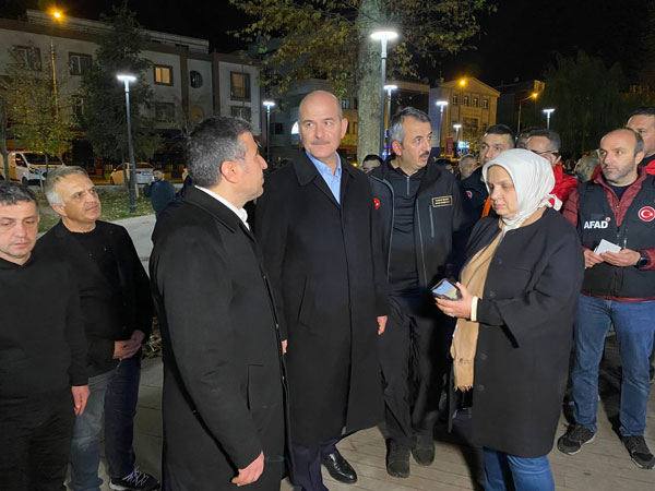 Foto - Bakan Soylu, Düzce'de çadırlarda kalan vatandaşları ziyaret etti