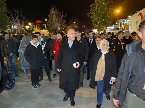 Foto - Bakan Soylu, Düzce'de çadırlarda kalan vatandaşları ziyaret etti