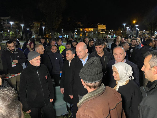 Foto - Bakan Soylu, Düzce'de çadırlarda kalan vatandaşları ziyaret etti