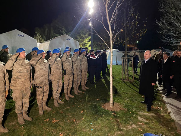 Foto - Bakan Soylu, Düzce'de çadırlarda kalan vatandaşları ziyaret etti