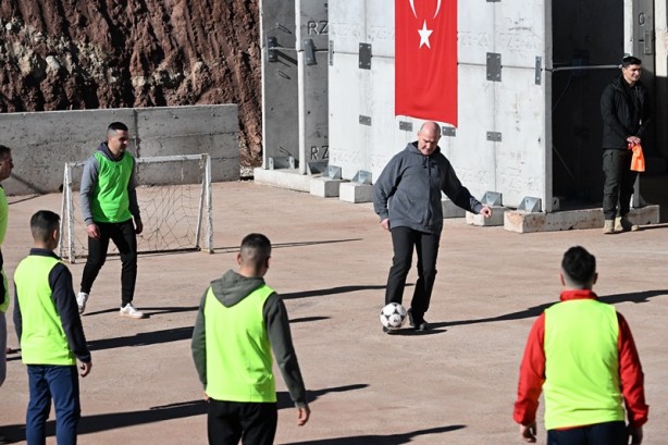 Bakan Soylu, jandarmalarla maç yaptı