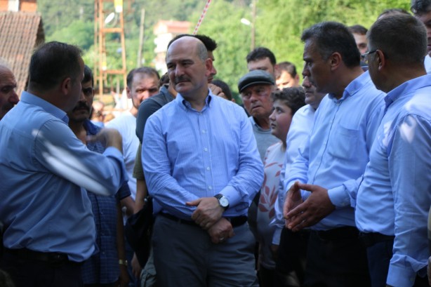 Foto - Bakan Soylu selzedelere ulaşmak için kırık köprüden geçti!