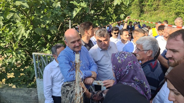 Bakan Soylu selzedelere ulaşmak için kırık köprüden geçti!