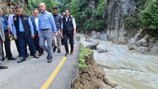 Foto - Bakan Soylu selzedelere ulaşmak için kırık köprüden geçti!