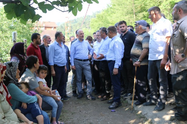 Foto - Bakan Soylu selzedelere ulaşmak için kırık köprüden geçti!