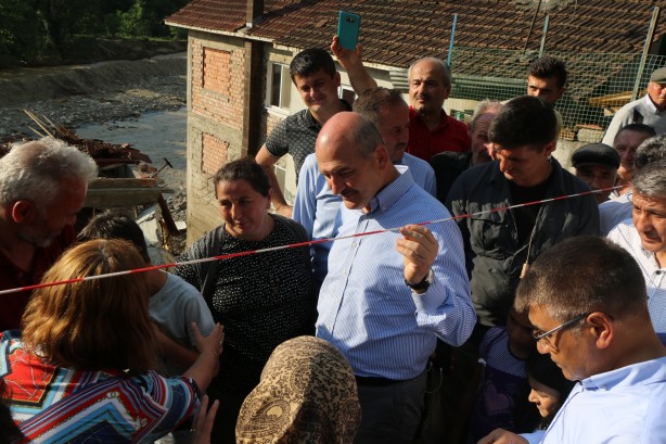 Foto - Bakan Soylu selzedelere ulaşmak için kırık köprüden geçti!