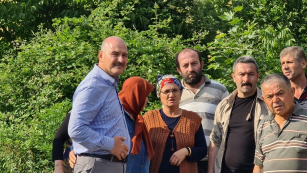 Foto - Bakan Soylu selzedelere ulaşmak için kırık köprüden geçti!