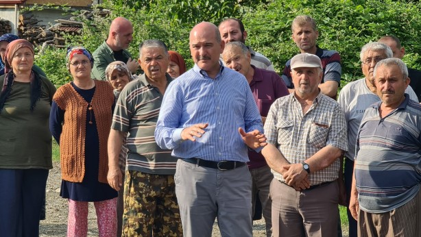 Foto - Bakan Soylu selzedelere ulaşmak için kırık köprüden geçti!