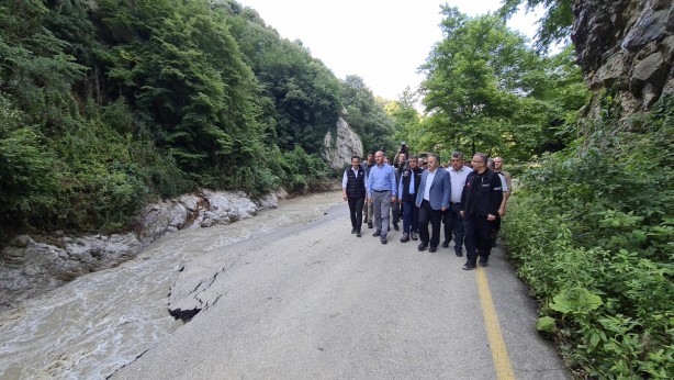 Foto - Bakan Soylu selzedelere ulaşmak için kırık köprüden geçti!