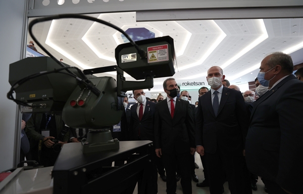 Foto - Soylu, stantları gezerek firma yetkililerinden geliştirdikleri ürünler hakkında bilgi aldı.