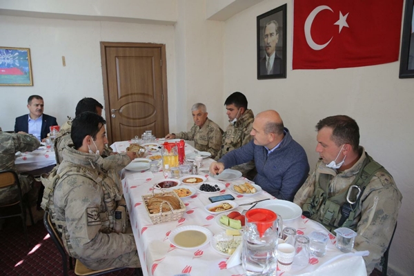 Foto - Bakan Süleyman Soylu bir dönem terör nedeniyle girilemeyen bölgede kahvesini yudumladı