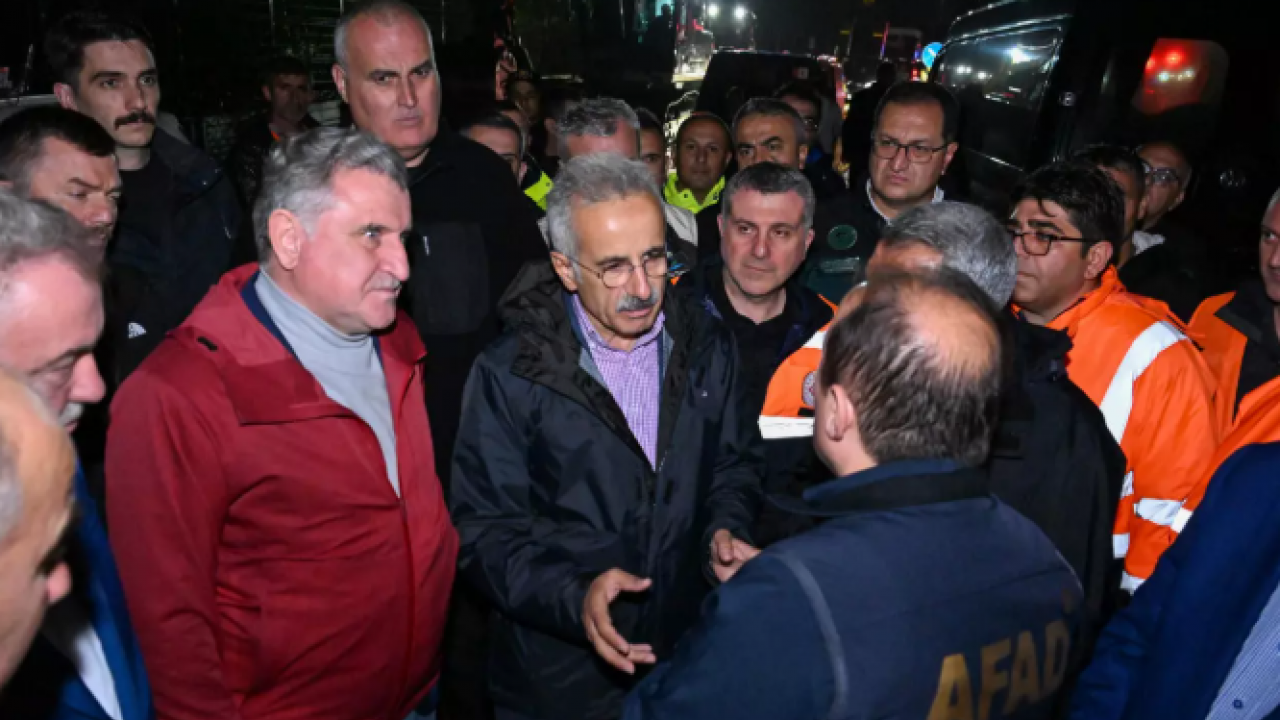 Foto - Bakan Uraloğlu felaketin vurduğu Rize'de! Vatandaşlara kritik uyarı