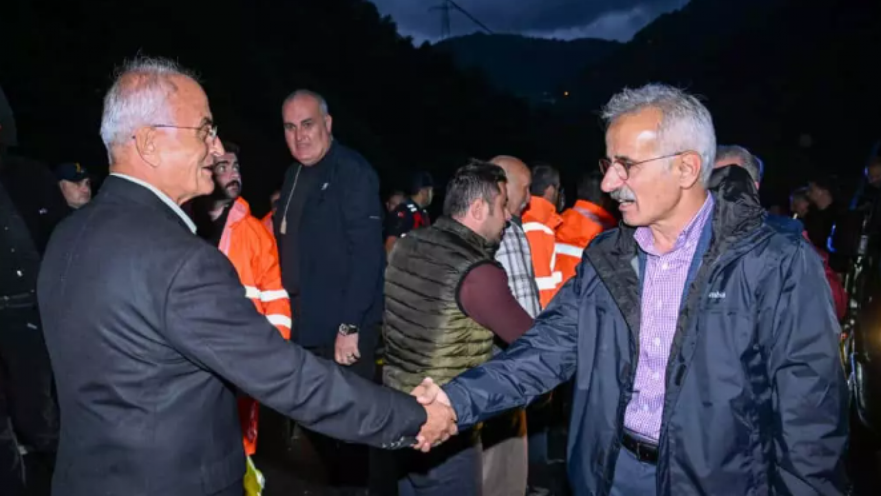 Foto - Bakan Uraloğlu felaketin vurduğu Rize'de! Vatandaşlara kritik uyarı