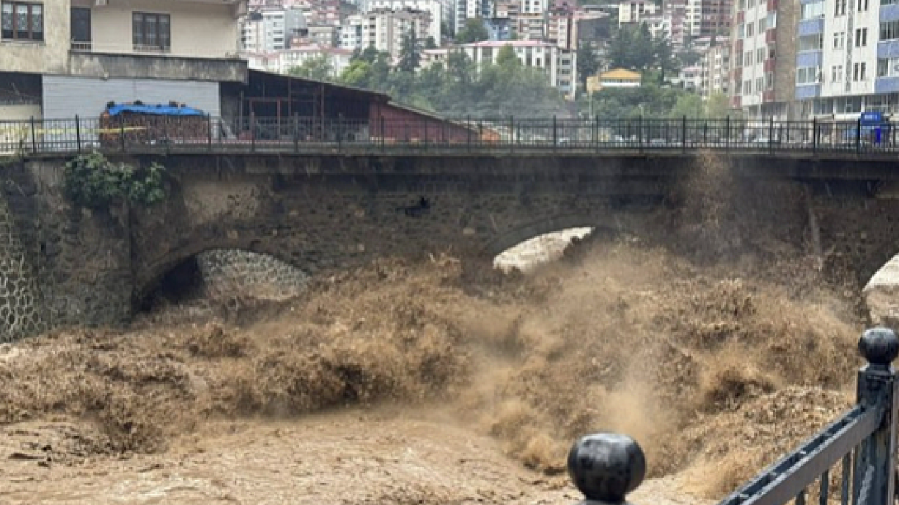 Foto - Bakan Uraloğlu felaketin vurduğu Rize'de! Vatandaşlara kritik uyarı