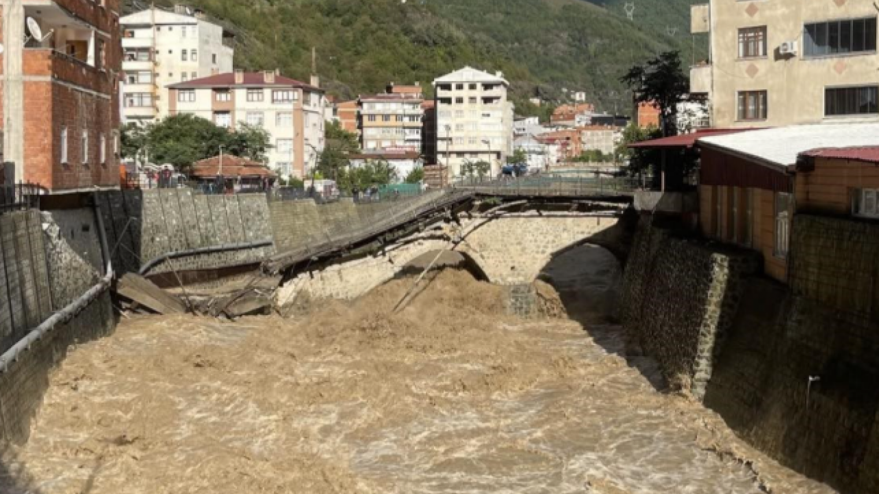 Foto - Bakan Uraloğlu felaketin vurduğu Rize'de! Vatandaşlara kritik uyarı