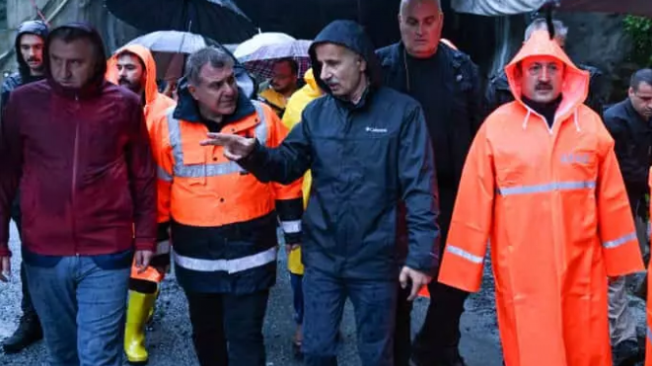 Foto - Bakan Uraloğlu felaketin vurduğu Rize'de! Vatandaşlara kritik uyarı