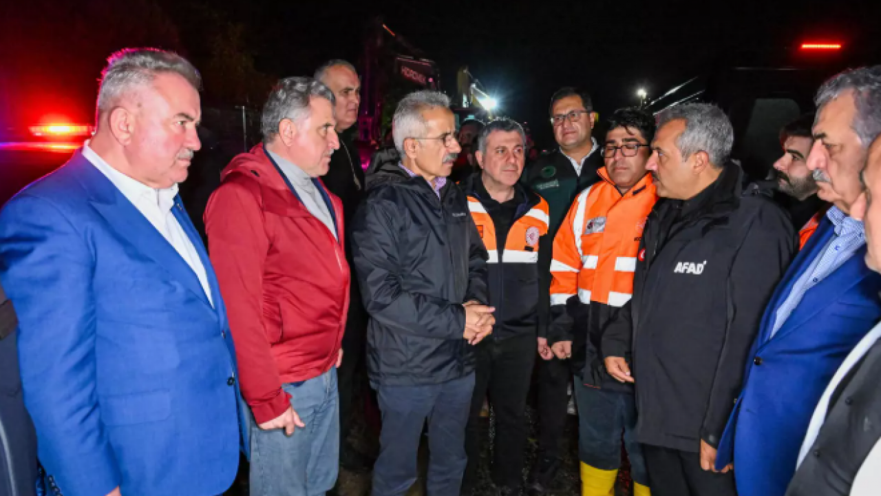 Foto - Bakan Uraloğlu felaketin vurduğu Rize'de! Vatandaşlara kritik uyarı