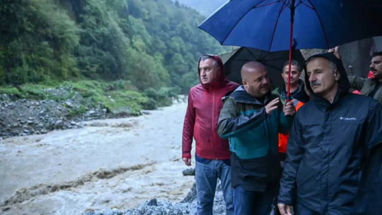 Foto - Bakan Uraloğlu felaketin vurduğu Rize'de! Vatandaşlara kritik uyarı