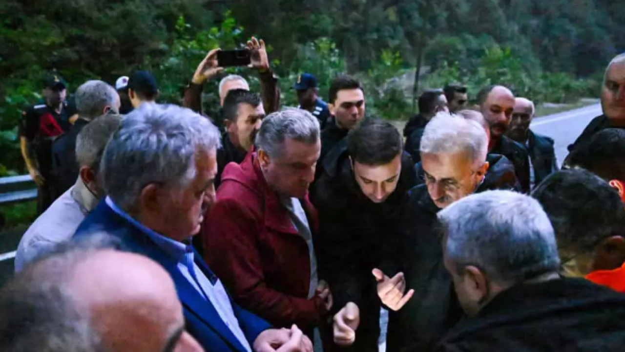Foto - Bakan Uraloğlu felaketin vurduğu Rize'de! Vatandaşlara kritik uyarı