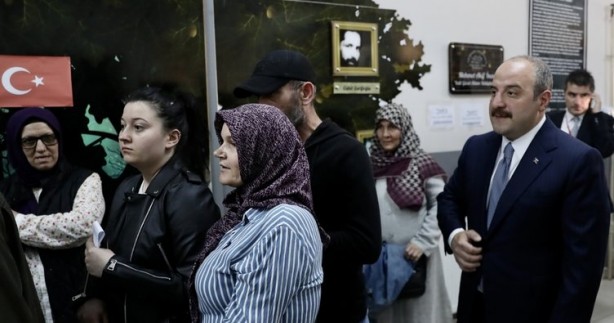 Bakan Varank oy kullanmaya TOGG ile geldi, 45 dakika sıra bekledi