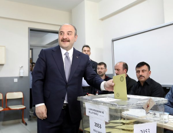 Foto - Bakan Varank oy kullanmaya TOGG ile geldi, 45 dakika sıra bekledi