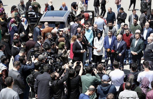 Foto - Bakan Varank oy kullanmaya TOGG ile geldi, 45 dakika sıra bekledi