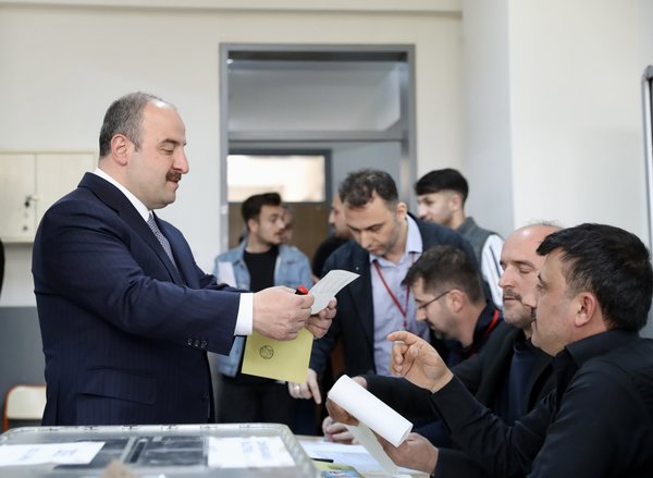 Foto - Bakan Varank oy kullanmaya TOGG ile geldi, 45 dakika sıra bekledi