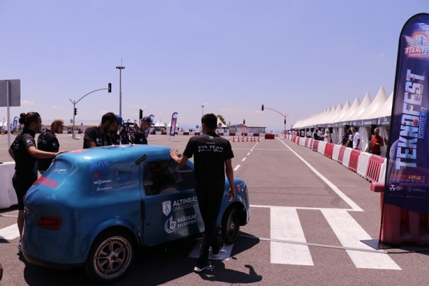 Bakan Varank, TEKNOFEST'e katılan araçları inceledi