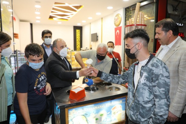 Foto - Bakan Varank, tezgaha geçerek dondurma satışı yaptı