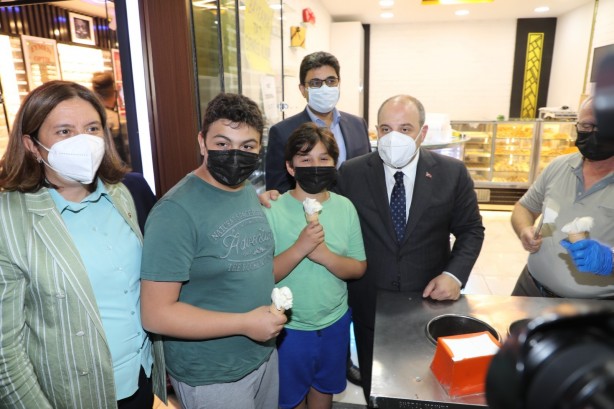 Foto - Bakan Varank, tezgaha geçerek dondurma satışı yaptı