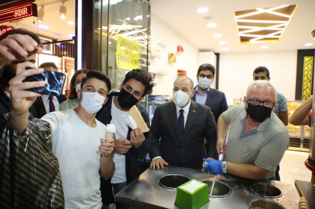 Foto - Bakan Varank, tezgaha geçerek dondurma satışı yaptı