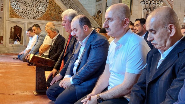 Bakan Varank'ın ağabeyi İlhan Varank şehadetinin 6'ncı yılında mezarı başında anıldı
