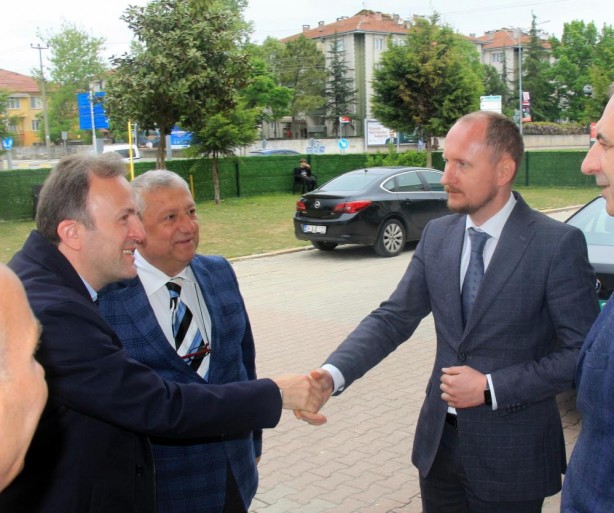 Bakan yardımcısından Ukraynalı yetimlere bayram ziyareti