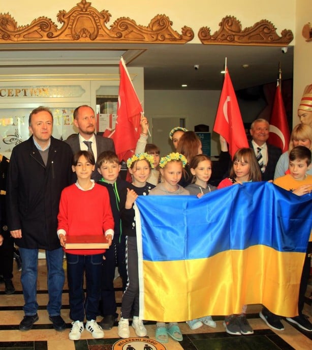 Foto - Bakan yardımcısından Ukraynalı yetimlere bayram ziyareti