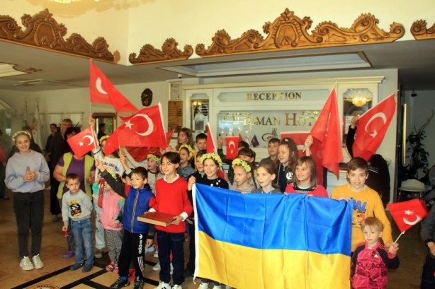 Foto - Bakan yardımcısından Ukraynalı yetimlere bayram ziyareti