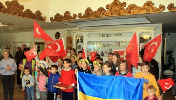 Foto - Bakan yardımcısından Ukraynalı yetimlere bayram ziyareti
